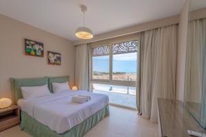 Postel nebo postele na pokoji v ubytování Mangroovy 2 Bedroom Sea View Apartment, Pool & Beach + 21 fotografií