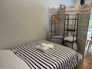 a bedroom with a bed with two bunk beds at Hauteurs de Trouville - Studio avec terrasse au calme in Trouville-sur-Mer