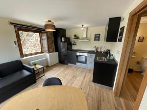 A kitchen or kitchenette at Ecolagar O Barqueiro