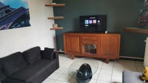 Televízia a/alebo spoločenská miestnosť v ubytovaní Maison, jardin, barbecue et vélo classé 3 étoiles + 16 fotografií