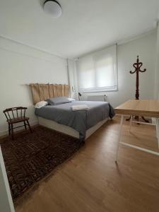 1 dormitorio con 1 cama y 1 cruz en la pared en Apartment for 4 in Lejona Casa Natalia NO ELEVATOR, en Leioa