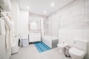 ein weißes Badezimmer mit einer Badewanne, einem WC und einem Waschbecken in der Unterkunft Solutel apartments-32 in Bischkek + 26 Fotos