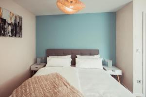 Postel nebo postele na pokoji v ubytování Exklusive Ferienwohnung an der Mosel - Top Ausstattung - Dachterrasse - E-Ladestation - Netflix