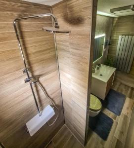 Woodland tesisinde bir banyo