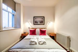 Un pat sau paturi într-o cameră la Sumptuous 2BR Apt Next To Edinburgh Castle!