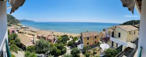 uitzicht op een stad en het strand bij Glyfada beach two floors apartment 2-3 people in Glyfada