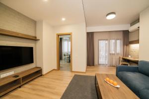 ein Wohnzimmer mit Sofa und Fernseher in der Unterkunft Solutel apartments-32 in Bischkek