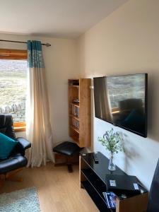TV a/nebo společenská místnost v ubytování Apartment 2, Craigmore, Upper Baila, Lerwick