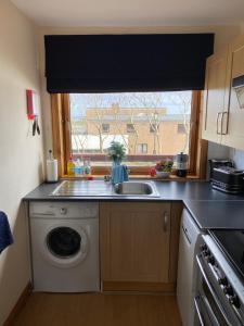 Kuchyň nebo kuchyňský kout v ubytování Apartment 2, Craigmore, Upper Baila, Lerwick