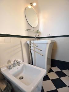 A bathroom at Tenuta Orsanese