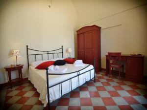 A bed or beds in a room at Tenuta Orsanese
