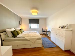 1 dormitorio con cama y escritorio. en Ferienwohnung Böhlen im Leipziger Neuseenland en Böhlen