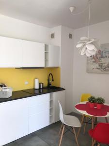 Kuchyňa alebo kuchynka v ubytovaní Apartament lawendowy - nad morzem z tarasem i garażem 5 min od plaży