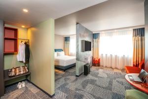 ibis Styles St Margrethen Bodensee客房内的一张或多张床位