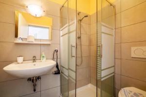 メラーノにあるResidence Hubertus Apartment 2の洗面台とシャワー付きのバスルーム +8枚の写真