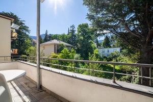 メラーノにあるResidence Hubertus Apartment 2の木々や建物の景色を望むバルコニー