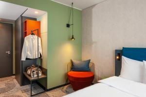 ibis Styles St Margrethen Bodensee客房内的一张或多张床位