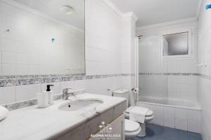 A bathroom at Wonderful Malaga Centro Apartment Még 36 kép