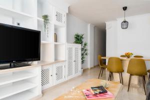 A television and/or entertainment centre at Wonderful Malaga Centro Apartment