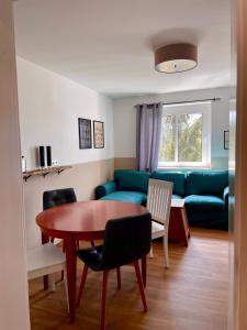 a living room with a table and a couch at Ferienwohnung Böhlen im Leipziger Neuseenland in Böhlen