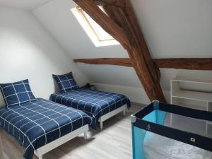 Zimmer mit 2 Betten und einem Fenster in der Unterkunft La Ribote in Sancerre