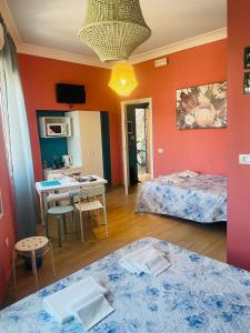 sala de estar con cama y mesa en una habitación en B&B Enjoy Pompei, en Pompeya