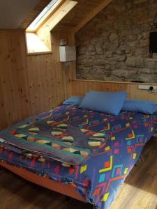 Postel nebo postele na pokoji v ubytování Quarvue Loft