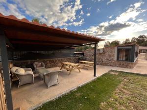 Patio alebo iná vonkajšia časť ubytovania Apartamentos Rurales Casa Josefita