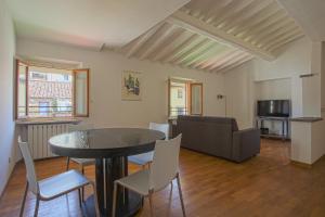 a living room with a table and chairs and a couch at Giorgio Ponte Vecchio Apartment in Florence