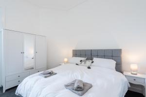 Säng eller sängar i ett rum på River View Apartment