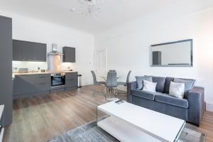 Η κουζίνα ή μικρή κουζίνα στο River View Apartment