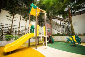 um parque infantil com escorrega num edifício em Austin Suites Mount Austin By The one - 2 bedroom 5 pax em Johor Bahru