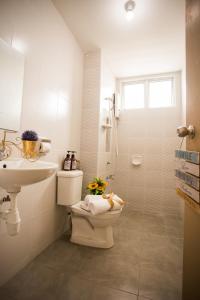 een witte badkamer met een toilet en een wastafel bij Austin Suites Mount Austin By The one - 2 bedroom 5 pax in Johor Bahru
