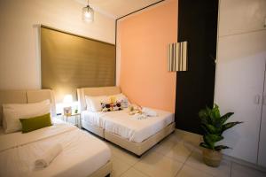 um quarto com 2 camas e um espelho em Austin Suites Mount Austin By The one - 2 bedroom 5 pax em Johor Bahru