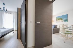 uma sala com uma porta que leva a um quarto em Emergence - Apartment 1 bedroom 2-4 pers Garage and Terrace em Annecy