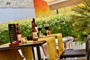 - une table avec des bouteilles de vin et des verres dans l'établissement ibis Styles Bordeaux Centre Gare, à Bordeaux