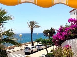 Fotografia z galérie ubytovania Villa Jo - stunning front line beach house. v destinácii L'Ametlla de Mar