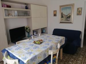 stół jadalny z niebiesko-białym blatem w obiekcie CASA FRANCESCA w mieście Gonnesa