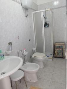 W łazience znajduje się umywalka, toaleta i prysznic. w obiekcie CASA FRANCESCA w mieście Gonnesa