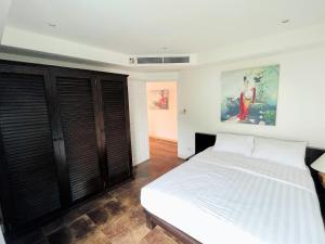 سرير أو أسرّة في غرفة في Kata Ocean View condominium by Lofty