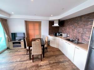 مطبخ أو مطبخ صغير في Kata Ocean View condominium by Lofty