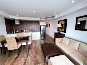 مطبخ أو مطبخ صغير في Kata Ocean View condominium by Lofty
