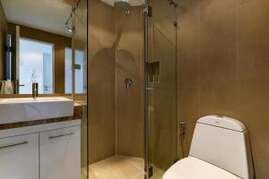 Kata Ocean View condominium by Lofty في شاطئ كاتا: حمام مع دش ومرحاض ومغسلة