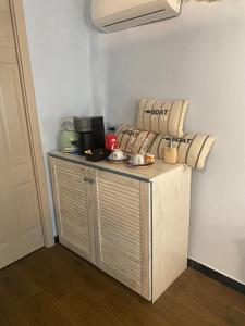 a kitchen with a counter with a coffee maker at Cà Della Valletta in Riomaggiore