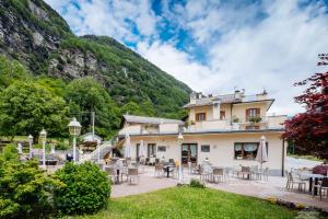 CadareseにあるAlbergo Monte Gioveのテーブルと椅子が備わる山の中のホテル