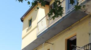 ein Gebäude mit 2 Balkonen und einem Balkon in der Unterkunft Casa Ela in Serra San Bruno