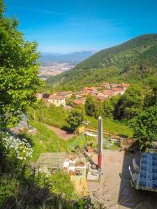 Blick auf eine kleine Stadt in einem Tal in der Unterkunft La Valle degli Orti in La Spezia