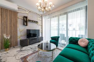 sala de estar con sofá verde y TV en Stunning Luxury Apartment Royal Glamour en Dubrovnik
