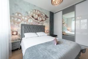 1 dormitorio con 1 cama grande con pared de globo en Stunning Luxury Apartment Royal Glamour, en Dubrovnik