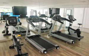 مركز اللياقة و/أو مرافق اللياقة في Kata Ocean View condominium by Lofty
